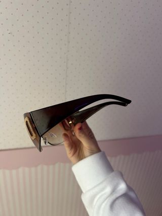 Gafas de sol marrones y doradas