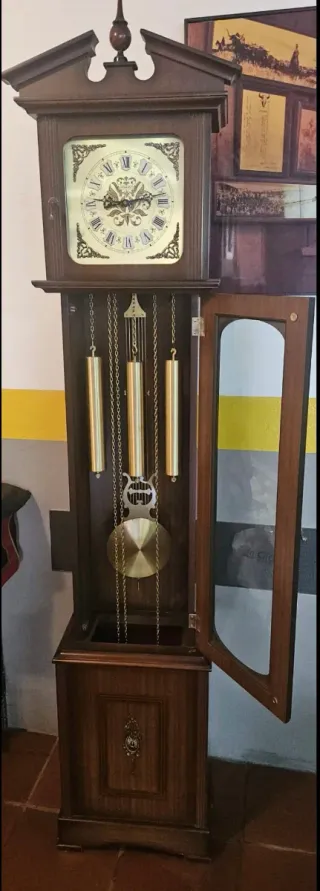 Reloj de pie de madera