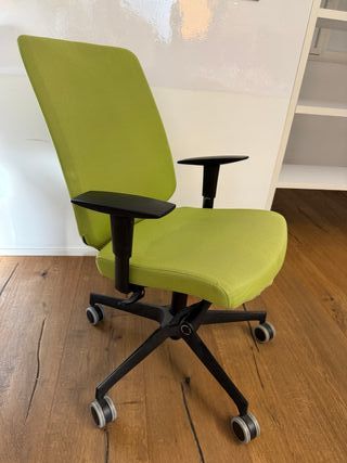 Silla de oficina ergonómica verde