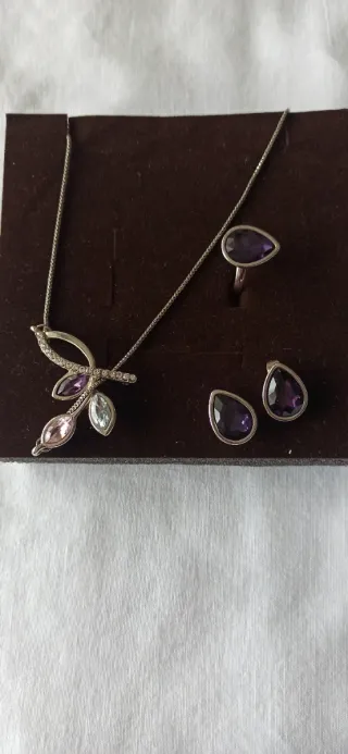 Set di gioielli in argento con pietre viola