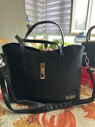 Bolso negro con neceser, cartera y tarjetero GUESS