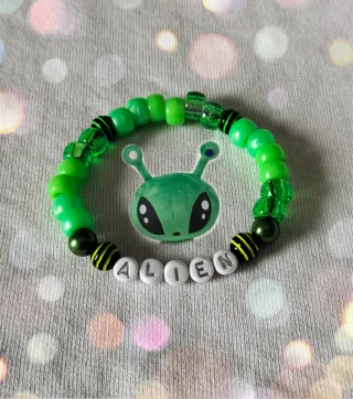 Pulsera Alien Verde y Blanca. Elástica.