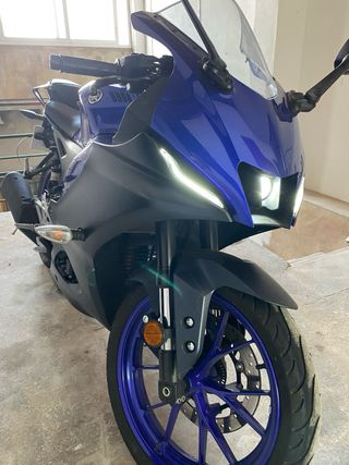 Yamaha YZF R125 esport Blue edition.