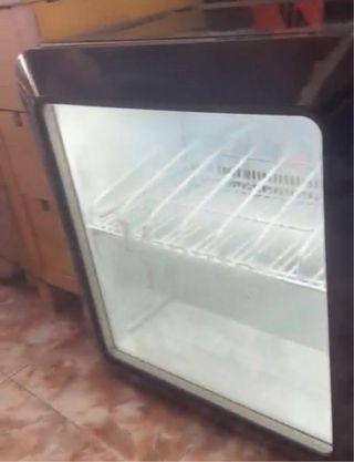 Nevera pequeña con puerta de cristal