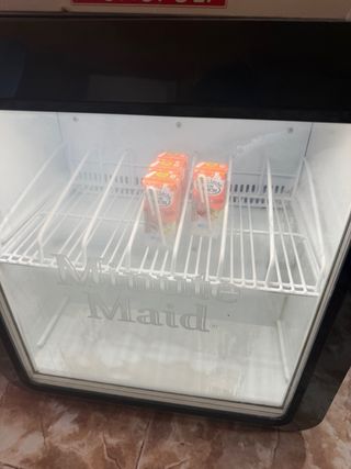 Nevera pequeña con puerta de cristal