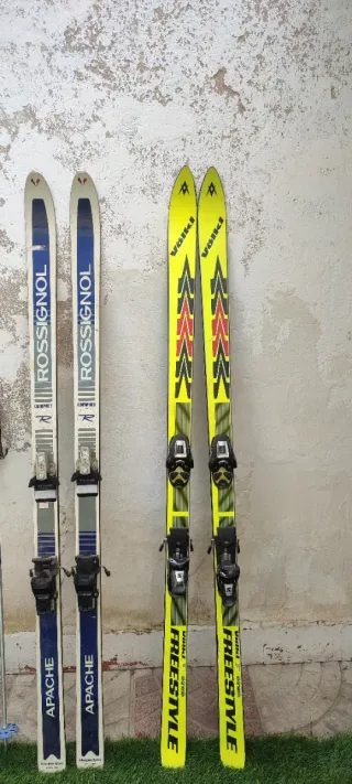 Pack 2 esquís Rossignol y Volkl con bastones 1,70M