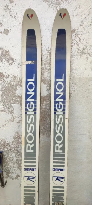 Pack 2 esquís Rossignol y Volkl con bastones 1,70M