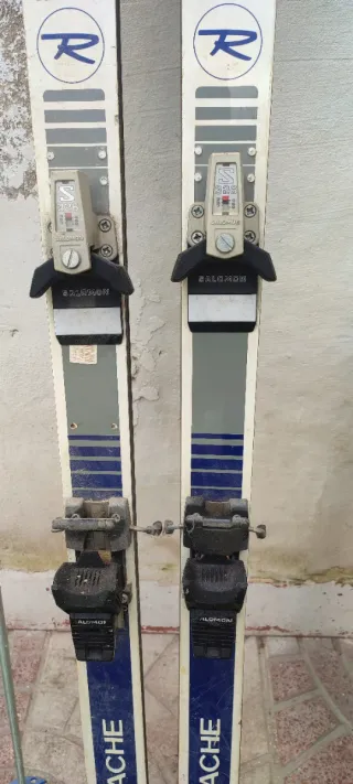 Pack 2 esquís Rossignol y Volkl con bastones 1,70M