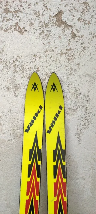 Pack 2 esquís Rossignol y Volkl con bastones 1,70M