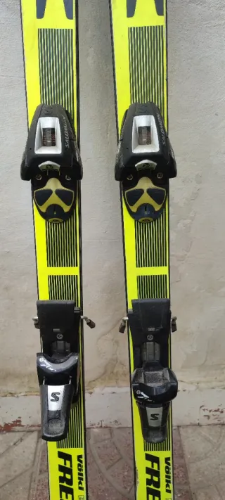 Pack 2 esquís Rossignol y Volkl con bastones 1,70M