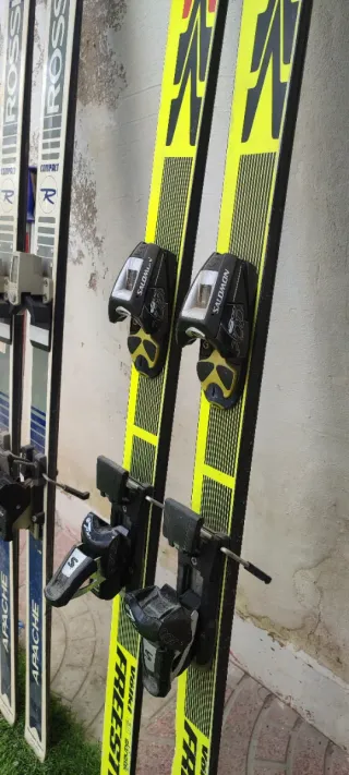 Pack 2 esquís Rossignol y Volkl con bastones 1,70M