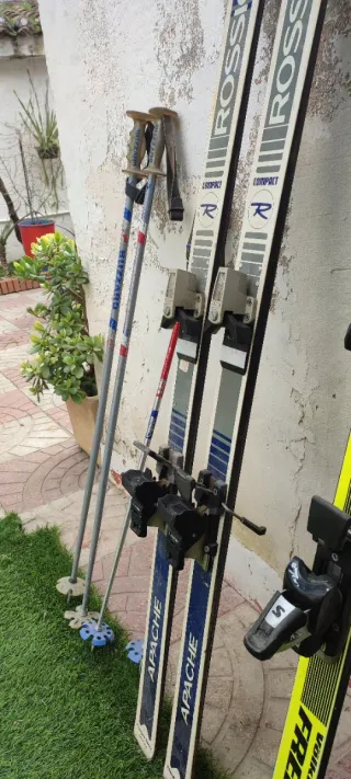 Pack 2 esquís Rossignol y Volkl con bastones 1,70M