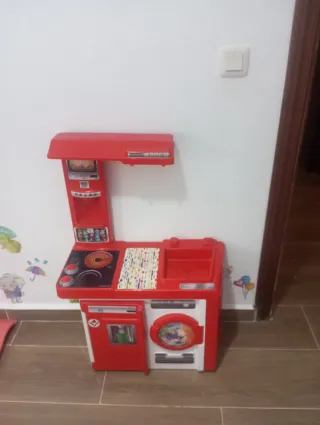 Cocinita de juguete roja