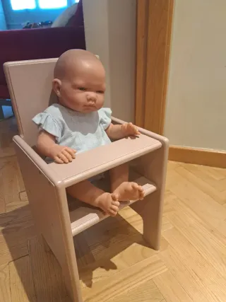 Trona de madera para muñeca hecha a mano