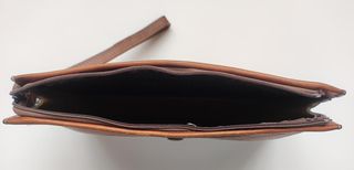 Cartera de piel marrón con correa