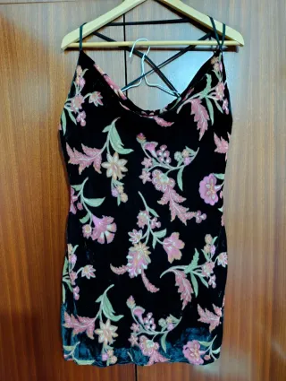 Vestido fiesta de terciopelo negro con flores rosa