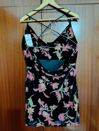 Vestido fiesta de terciopelo negro con flores rosa
