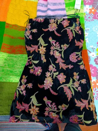 Vestido fiesta de terciopelo negro con flores rosa