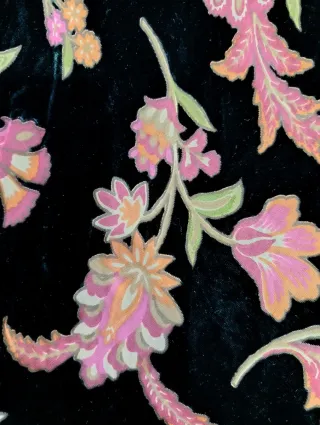 Vestido fiesta de terciopelo negro con flores rosa