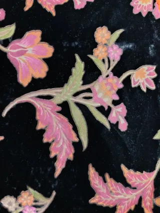 Vestido fiesta de terciopelo negro con flores rosa