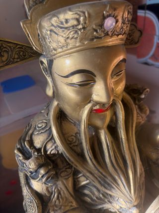 Figura china dorada con rollo