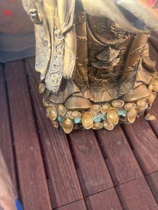 Figura china dorada con rollo