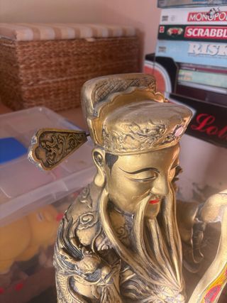 Figura china dorada con rollo