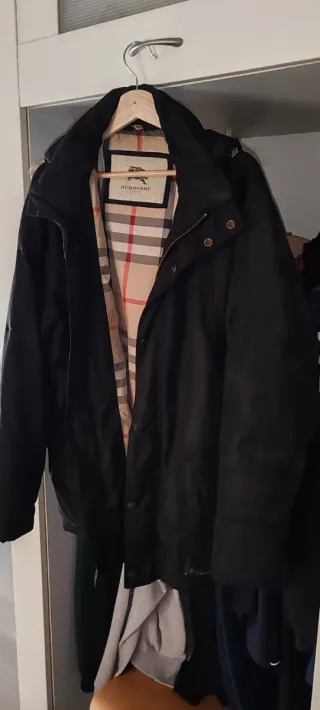 Parka Burberry Negra con Capucha y Pelo