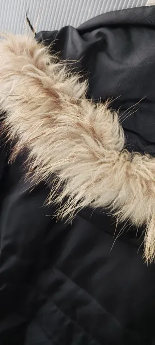 Parka Burberry Negra con Capucha y Pelo
