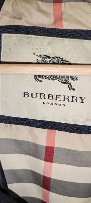 Parka Burberry Negra con Capucha y Pelo