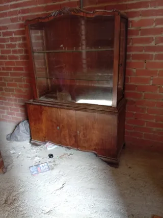 Vitrina antigua de madera y cristal