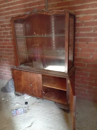 Vitrina antigua de madera y cristal