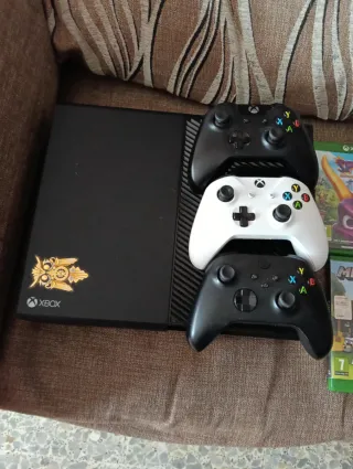Xbox One + 3 Mandos + 7 Juegos + Base Carga