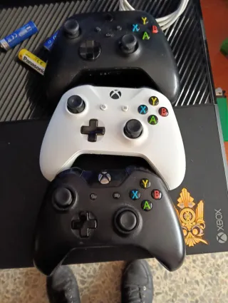 Xbox One + 3 Mandos + 7 Juegos + Base Carga