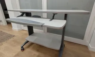 Escritorio móvil gris y blanco