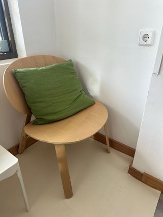 Conjunto 2 Sillas de madera moderna + mesilla