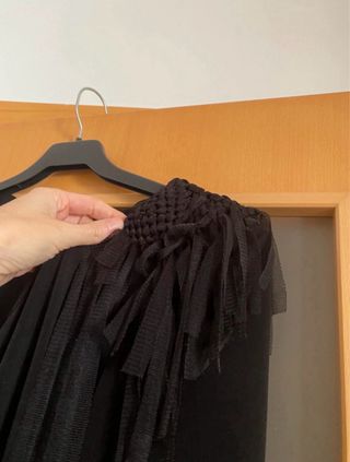 Vestido negro manga larga detalle hombro