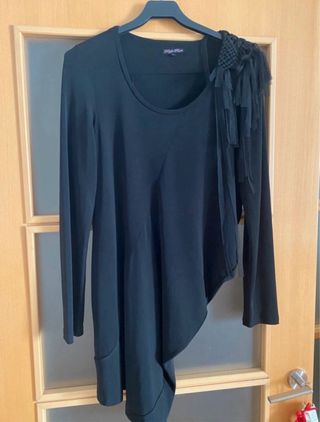 Vestido negro manga larga detalle hombro