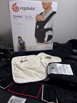 Mochila Ergobaby Omni Breeze Negra + Regalo