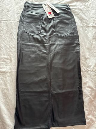 Falda larga efecto piel negra