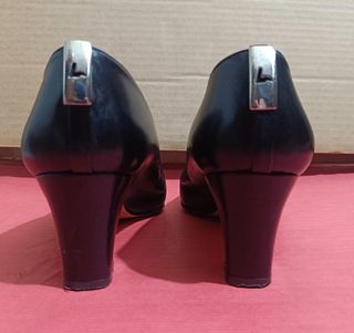 Zapatos de salón negros. Talla 37