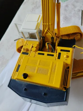 Excavadora Komatsu PC400LC escala 1:32