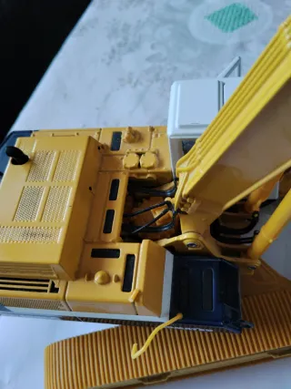 Excavadora Komatsu PC400LC escala 1:32