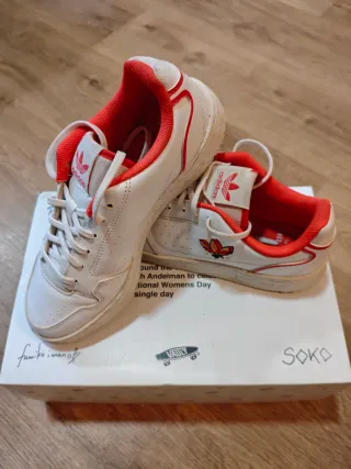 Zapatillas Adidas Blancas y Rojas