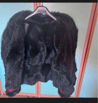 Montone rosso con pelliccia nera