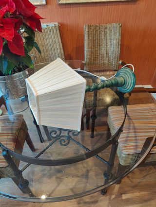 Lámpara de mesa madera torneada pintada