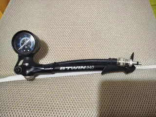 Hinchador Btwin 940 con manómetro