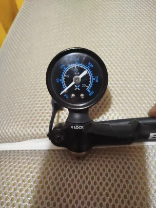 Hinchador Btwin 940 con manómetro