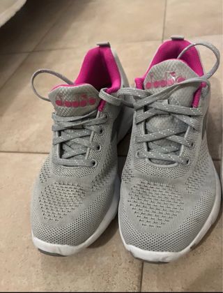 Set 2 paia scarpe grigie, rosa, bianche