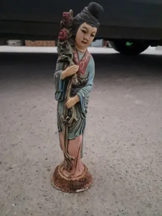 Estatua japonesa mujer con flores